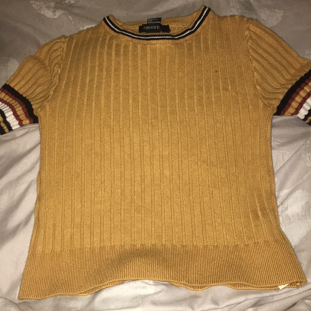 Ribbed yellow top.